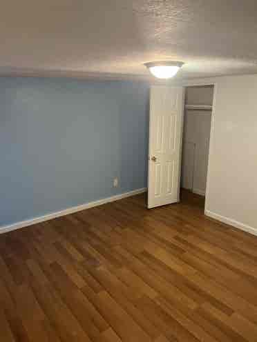 Room in Mount Plymouth