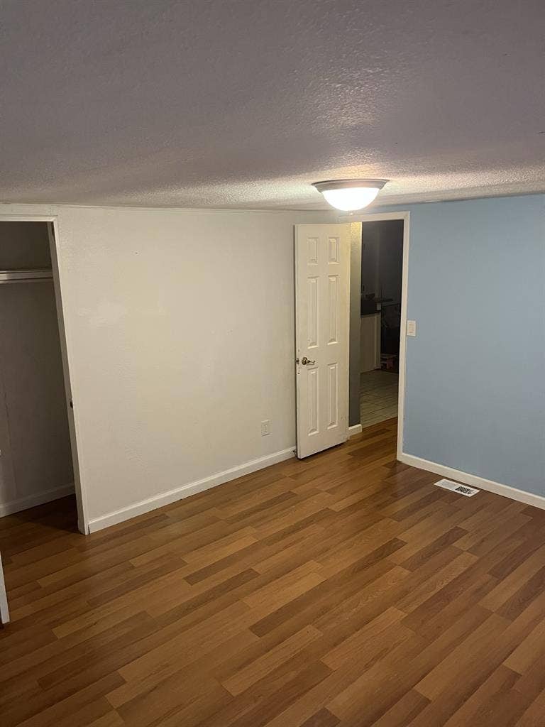 Room in Mount Plymouth