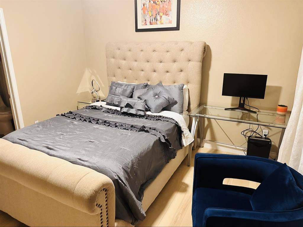 Furnished 
Room for Rent