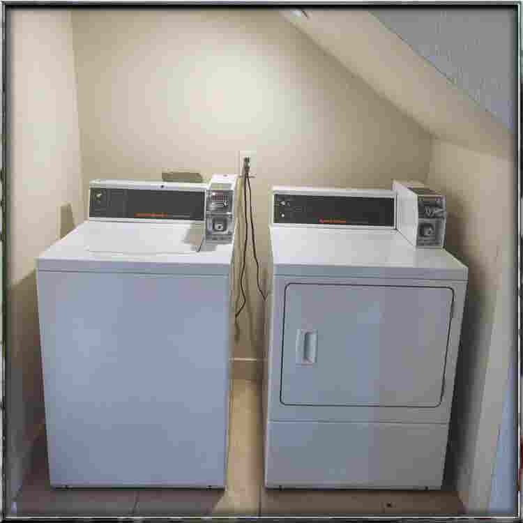 SHARED & PRIVATE ROOMS FOR RENT