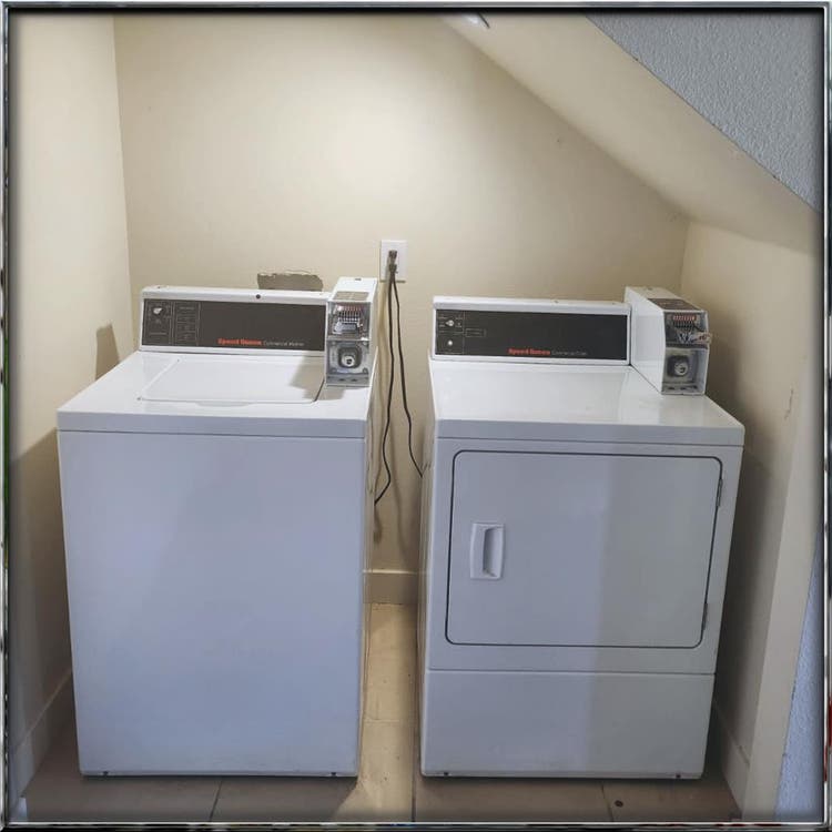 SHARED & PRIVATE ROOMS FOR RENT