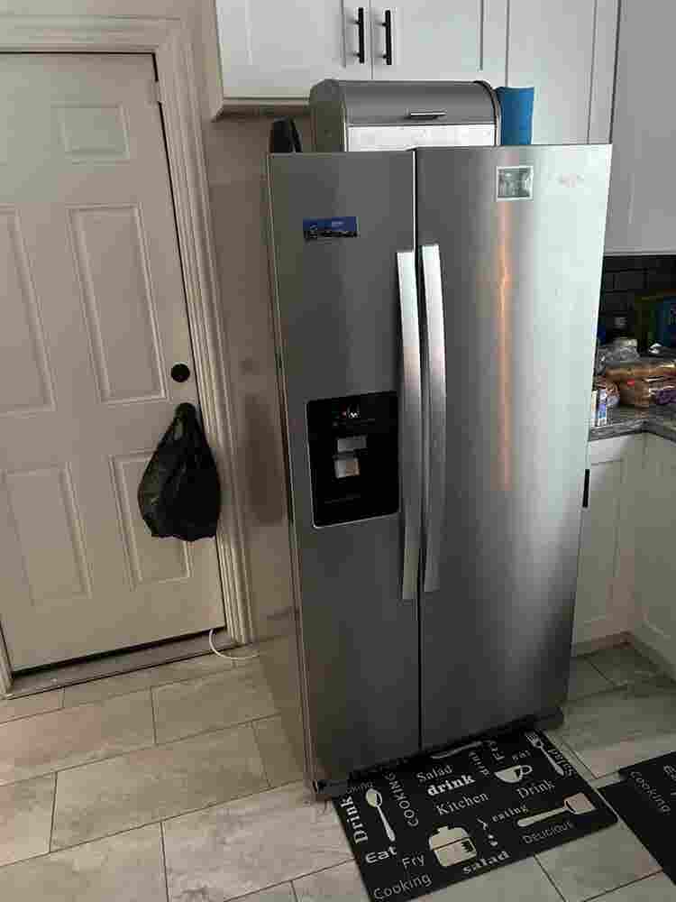 Looking fFemale 
roommate NO M”MEN!