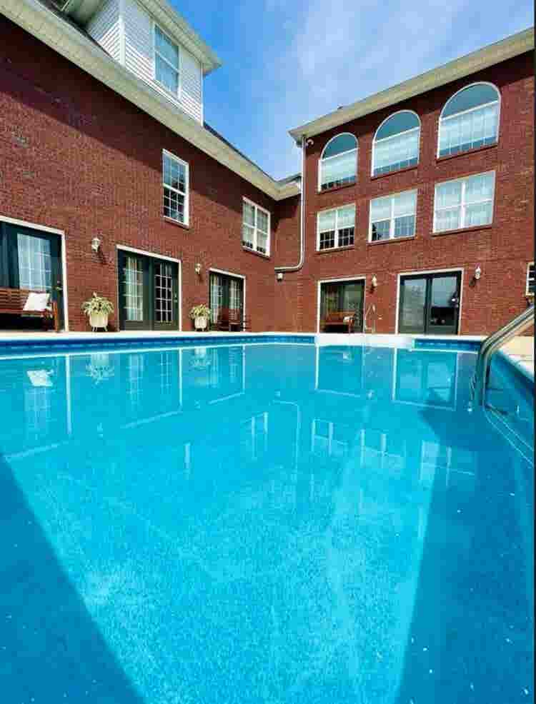 PRIVATE ROOM- RIVERVIEW HOME w/pool