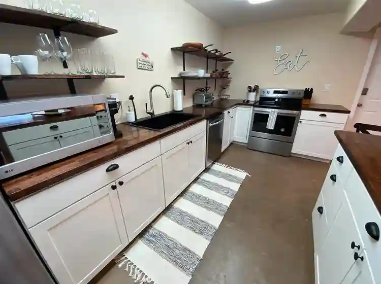 PRIVATE ROOM- RIVERVIEW HOME w/pool