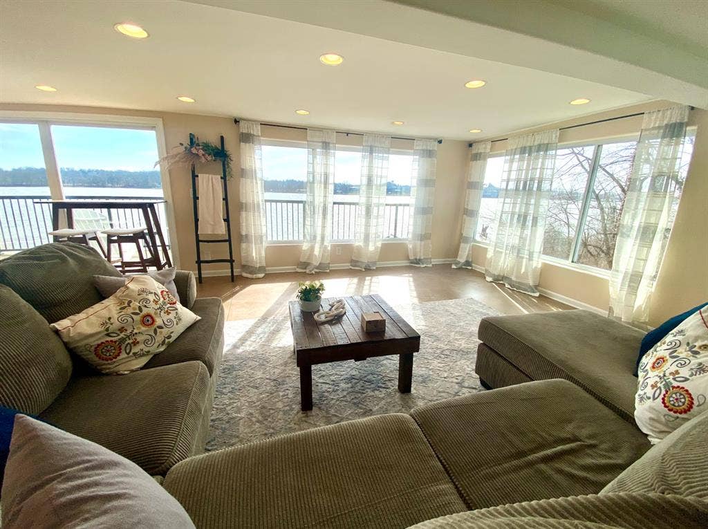 PRIVATE ROOM- RIVERVIEW HOME w/pool