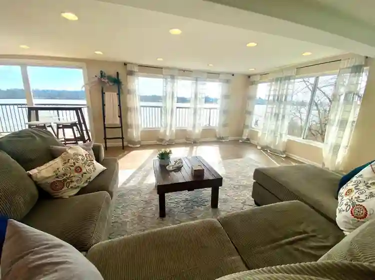 PRIVATE ROOM- RIVERVIEW HOME w/pool