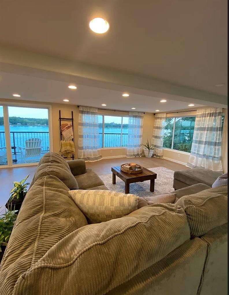 PRIVATE ROOM- RIVERVIEW HOME w/pool