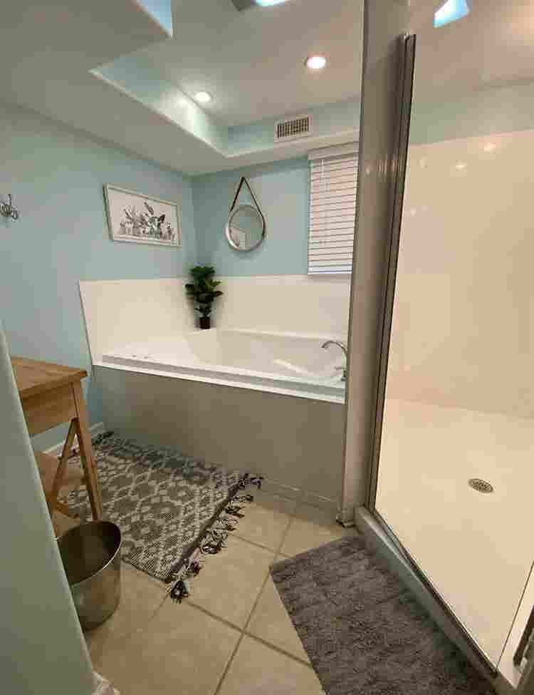 PRIVATE ROOM- RIVERVIEW HOME w/pool