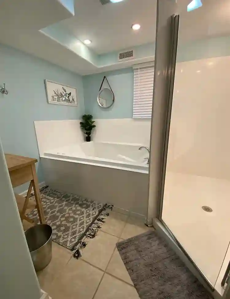 PRIVATE ROOM- RIVERVIEW HOME w/pool