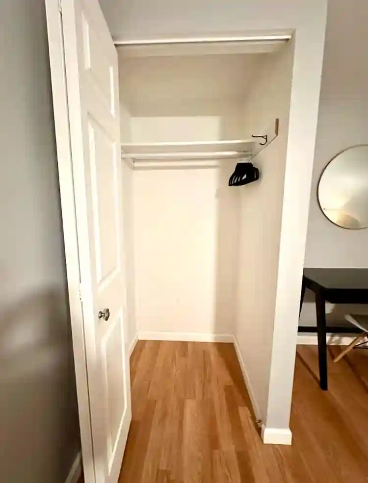 PRIVATE ROOM- RIVERVIEW HOME w/pool