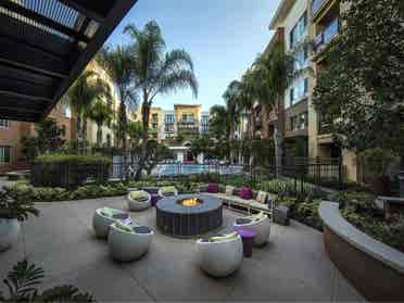 Luxury Top- Floor Private Bd/Bath