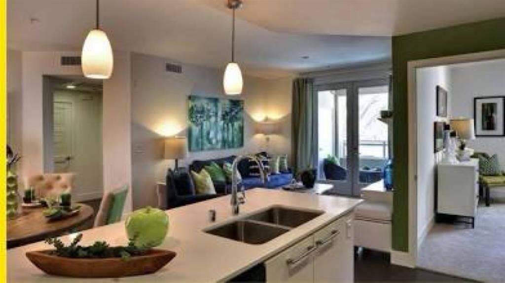 Luxury Top- Floor Private Bd/Bath