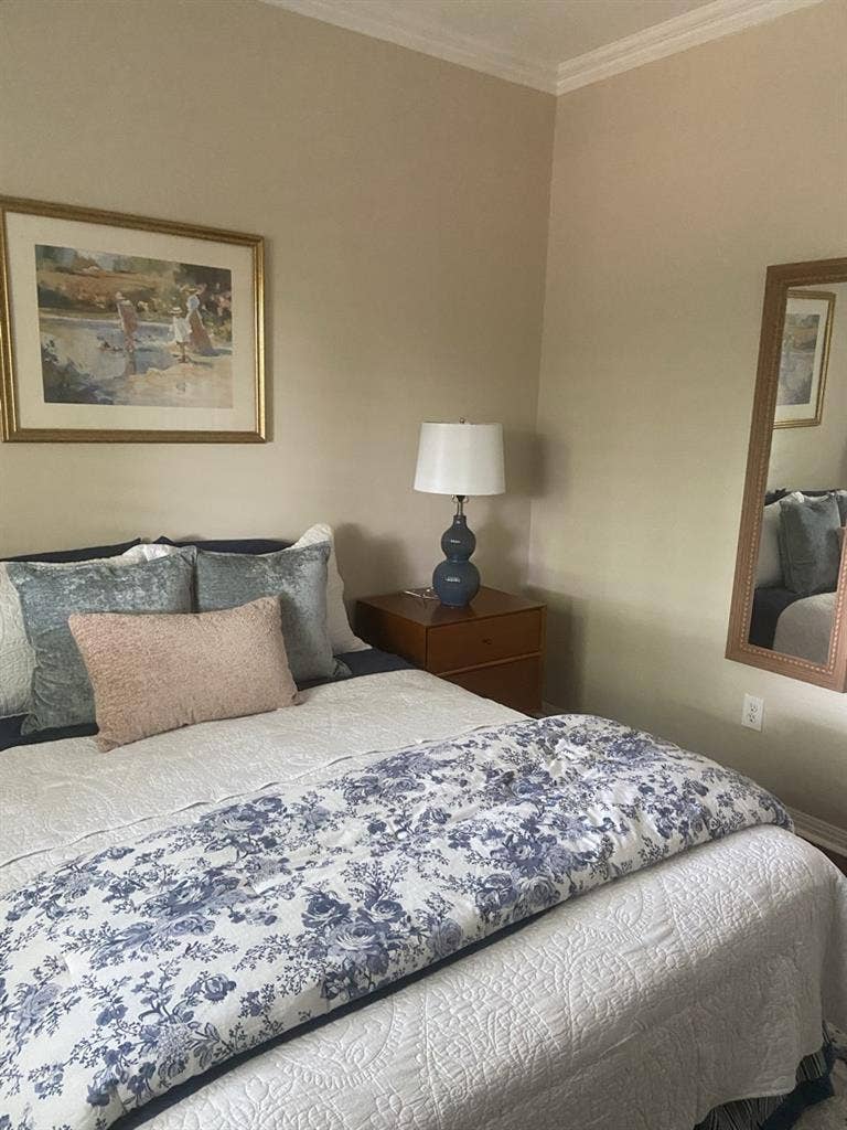 Bright Room w/Private Bath!