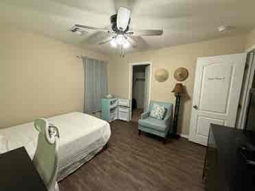1 room ,shared bathroom San tan loc