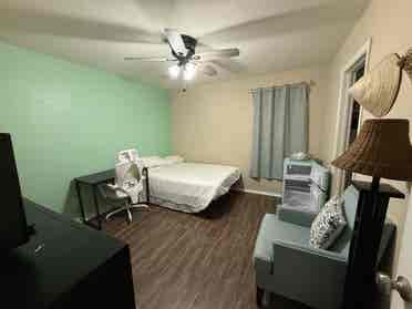1 room ,shared bathroom San tan loc