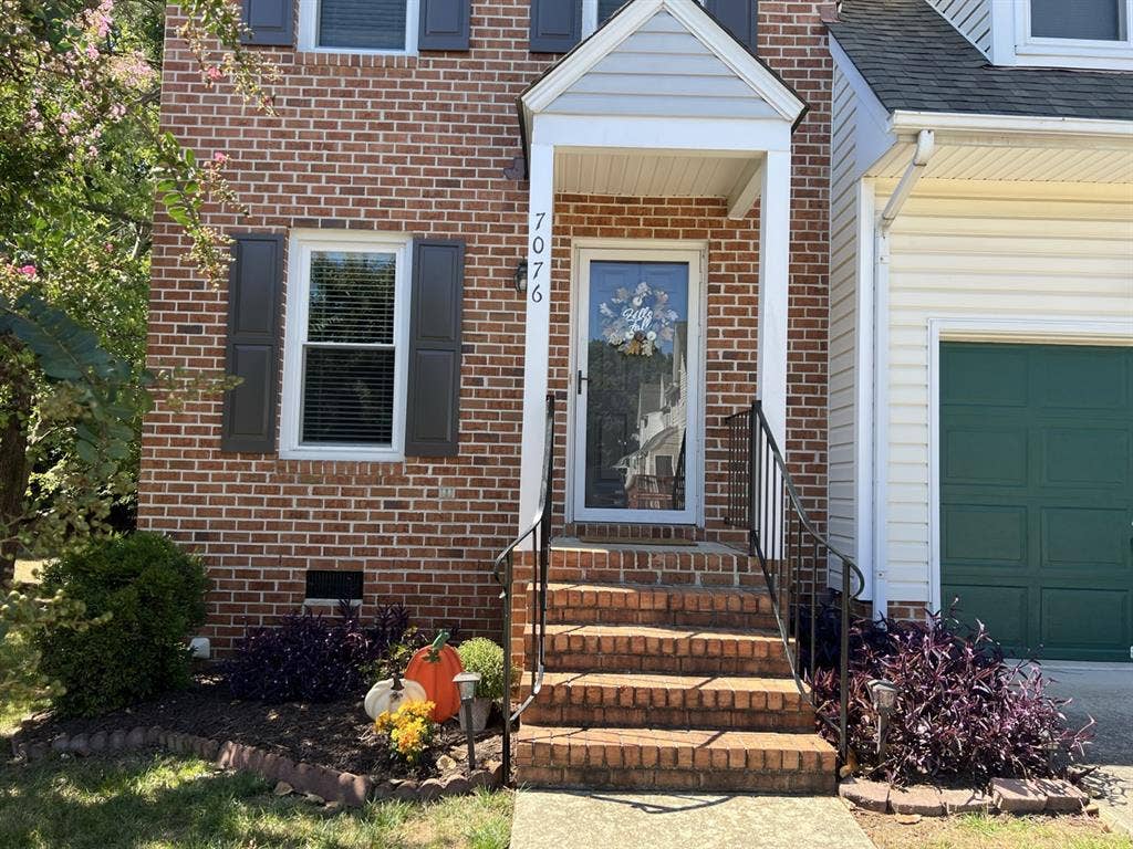 Beautiful townhouse with a room!