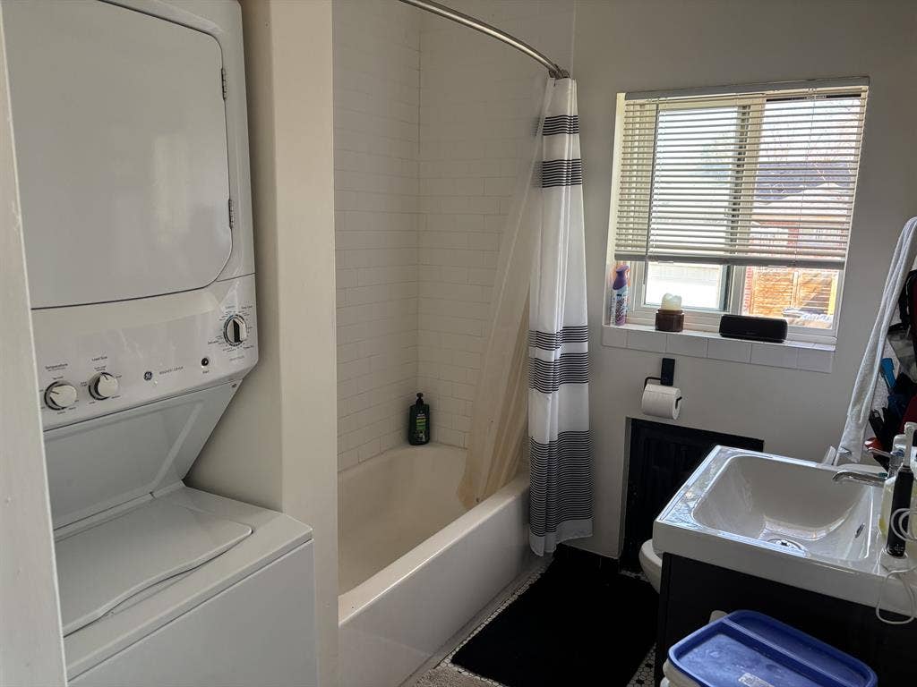 1 roommate, 3 bedroom townhouse
