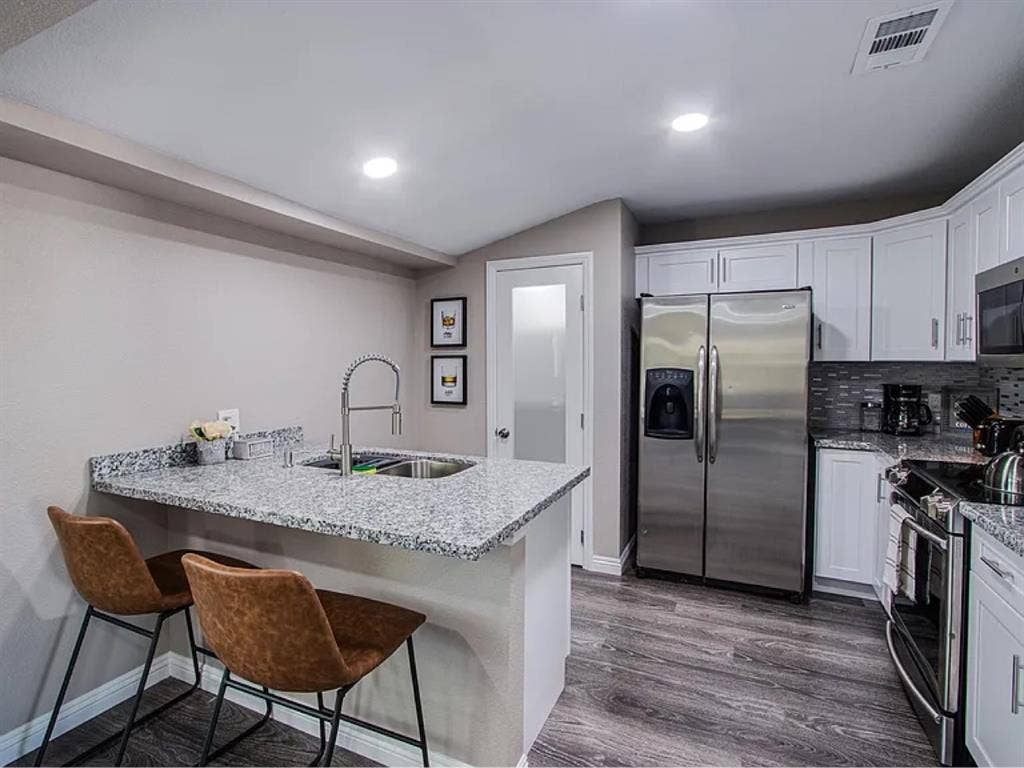 ROOM FOR RENT IN ART DISTRICT