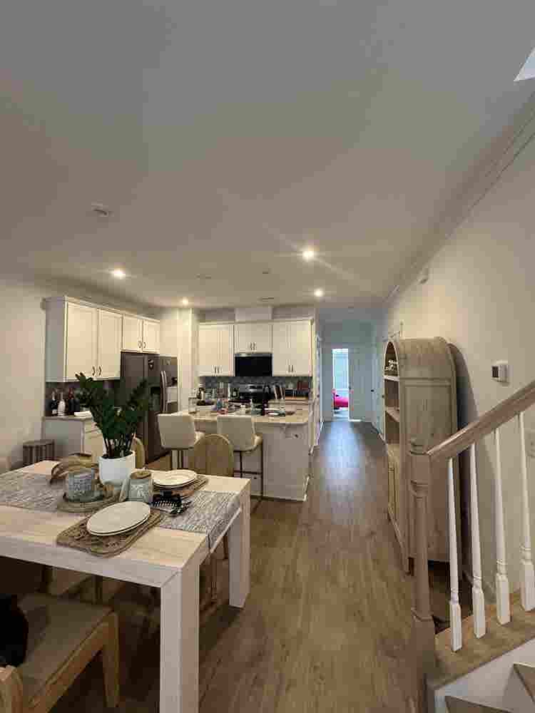 Modern Townhome Roommate Friendly!