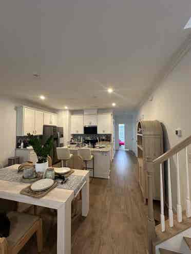 Modern Townhome Roommate Friendly!