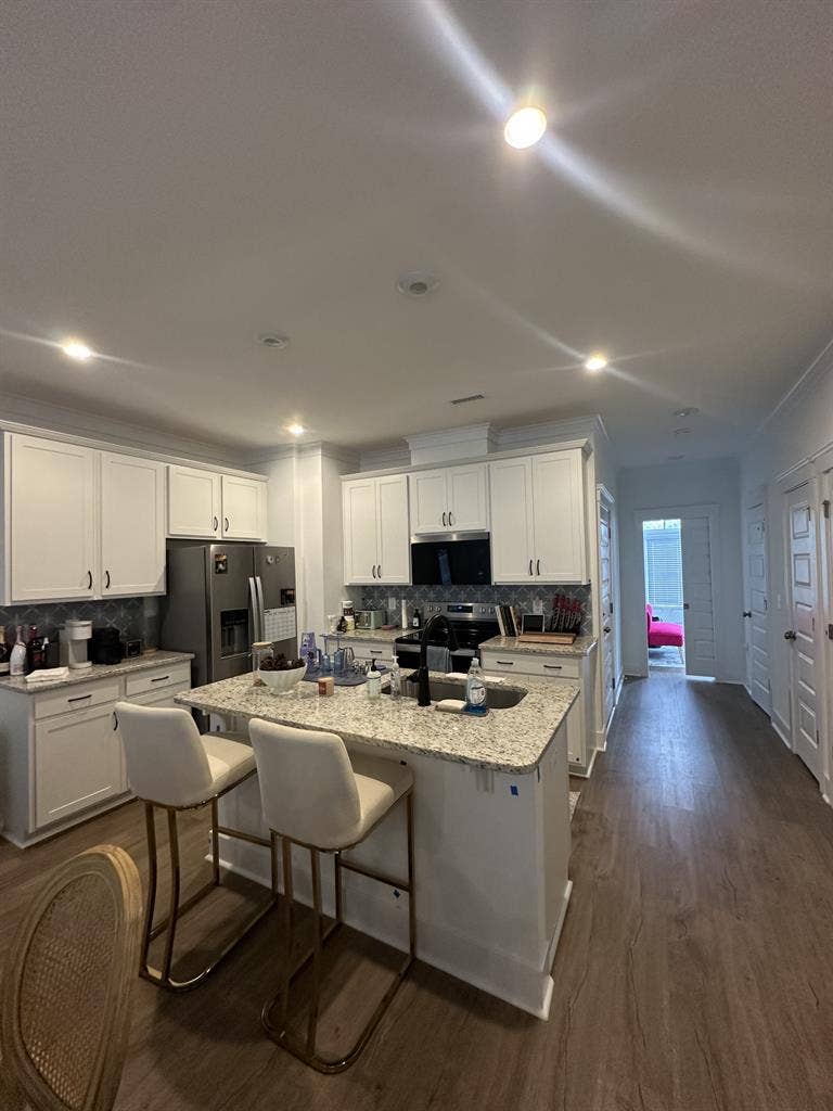 Modern Townhome Roommate Friendly!