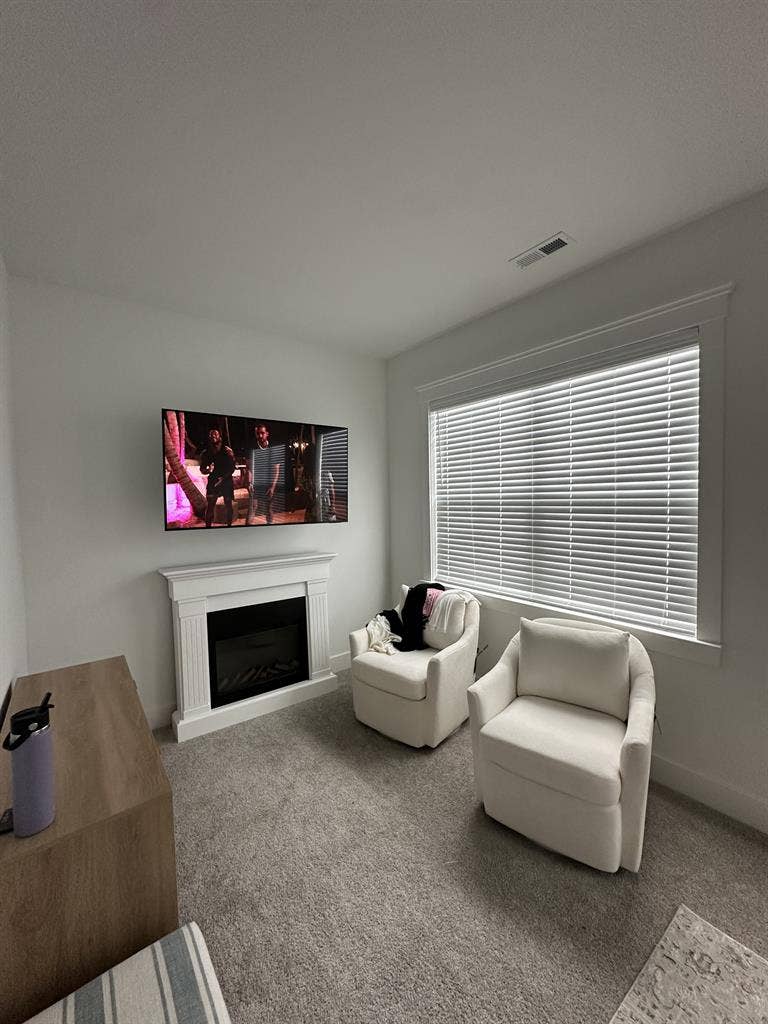 Modern Townhome Roommate Friendly!