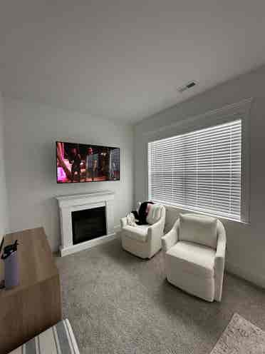 Modern Townhome Roommate Friendly!