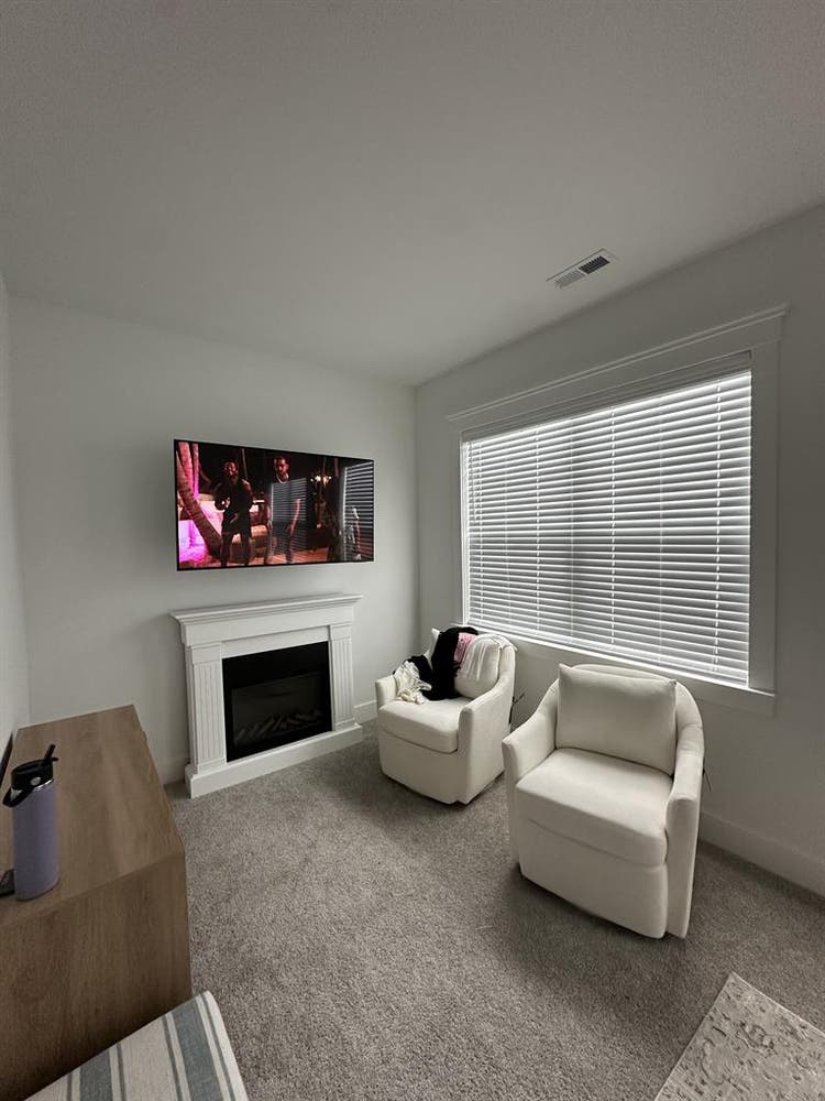 Modern Townhome Roommate Friendly!