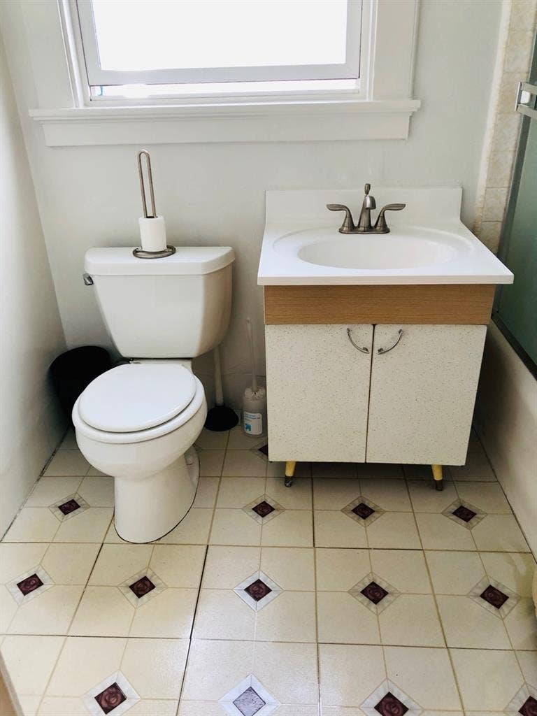 PRIVATE BEDROOM AVAILABLE FOR RENT