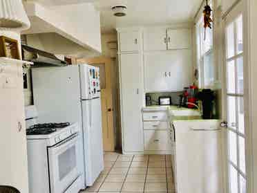 PRIVATE BEDROOM AVAILABLE FOR RENT