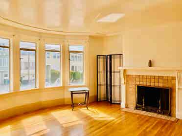 PRIVATE BEDROOM AVAILABLE FOR RENT
