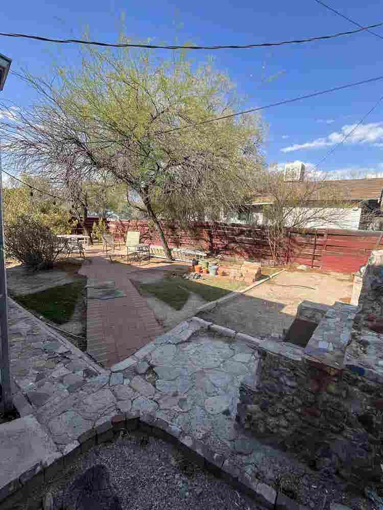 House close to UofA