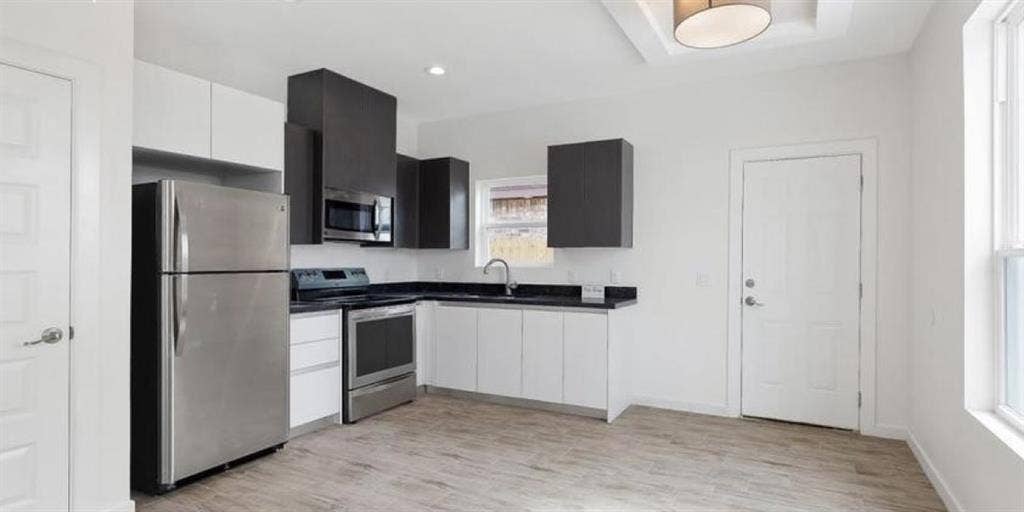 I’m looking for a female roommate