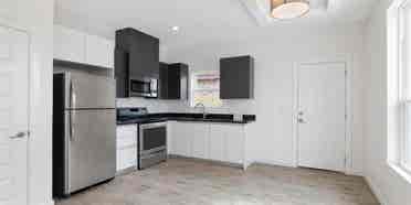 I’m looking for a female roommate