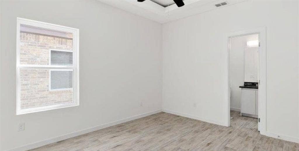 I’m looking for a female roommate