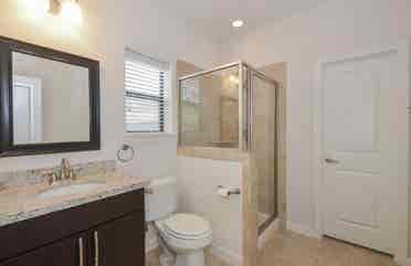 Private room/bath in townhouse