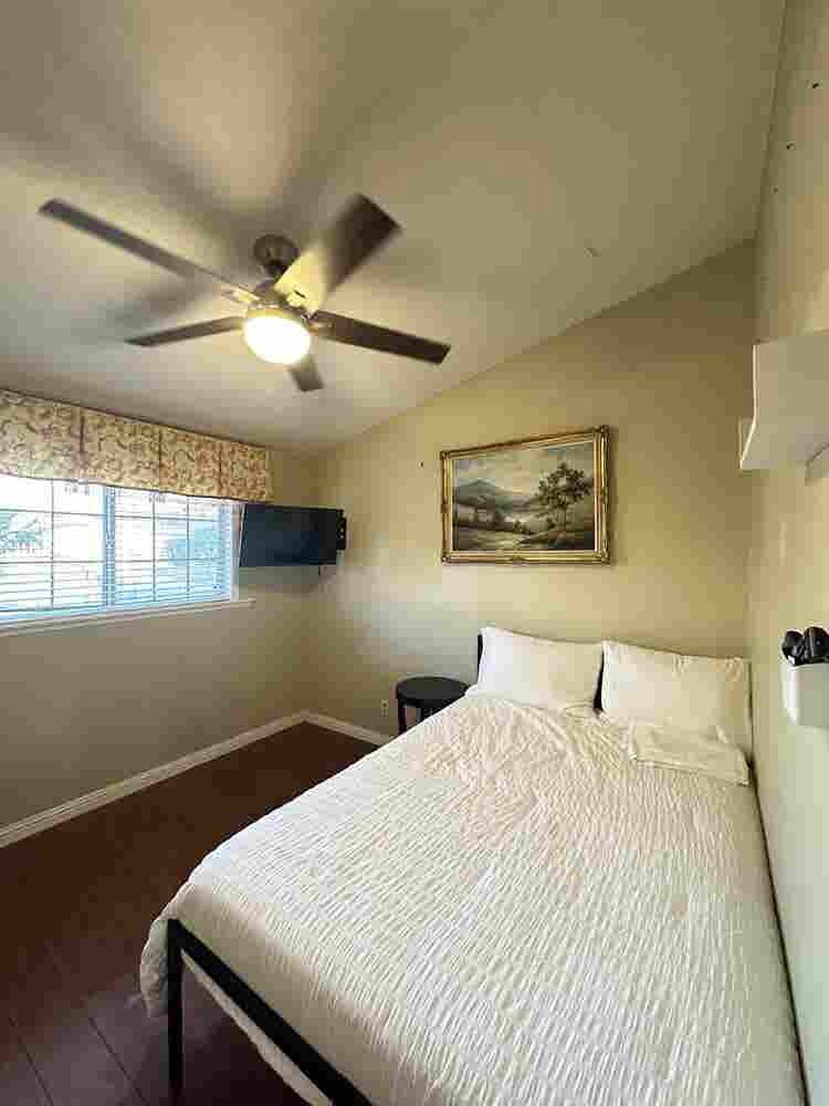 Looking for female roomates