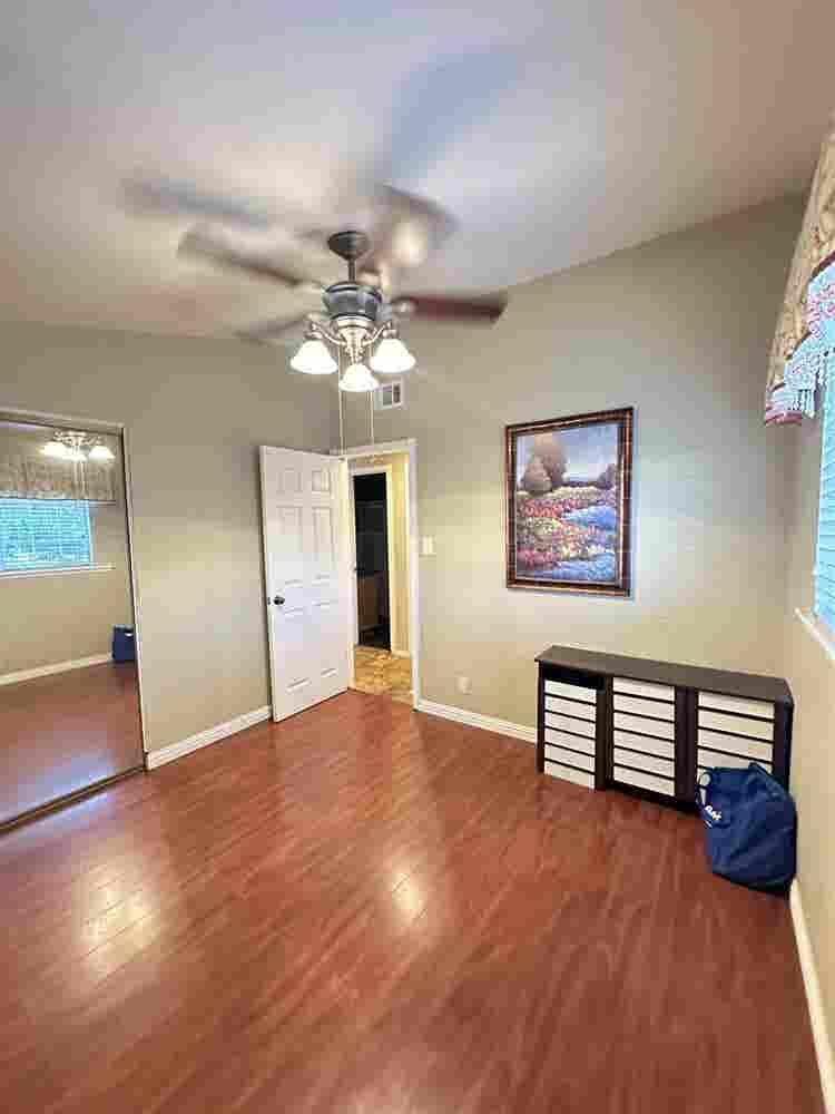 Looking for female roomates