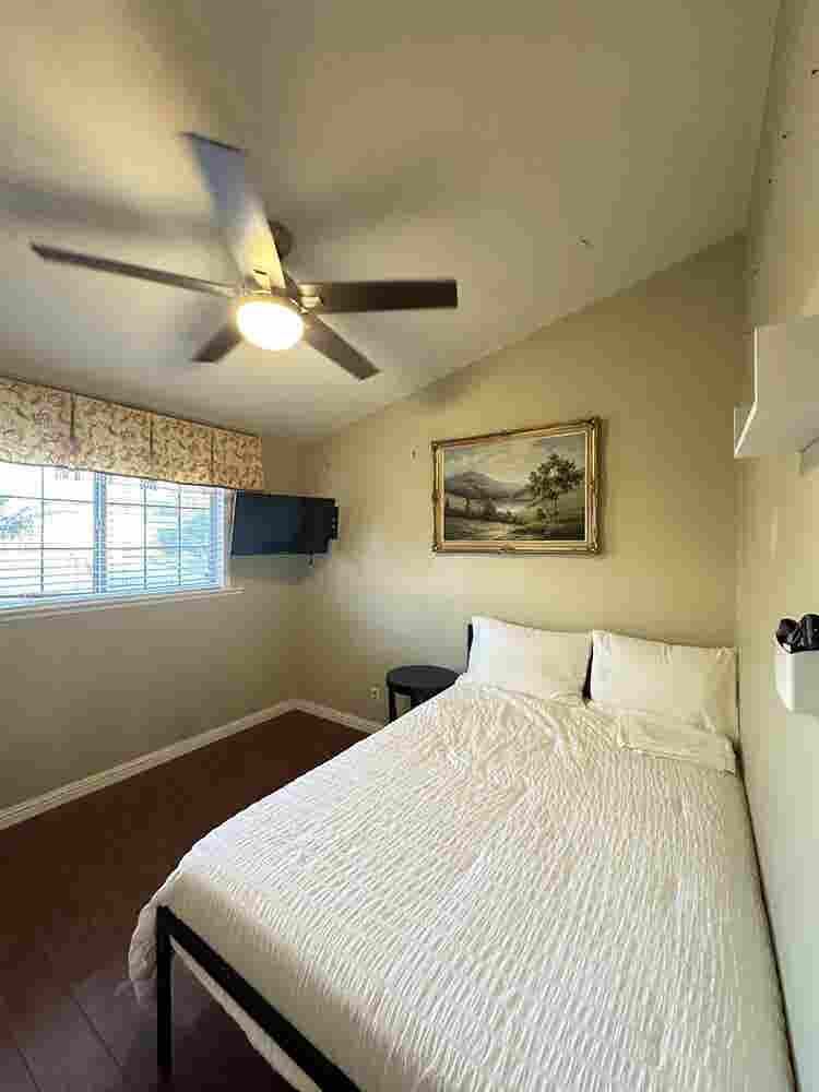 Looking for female roomates
