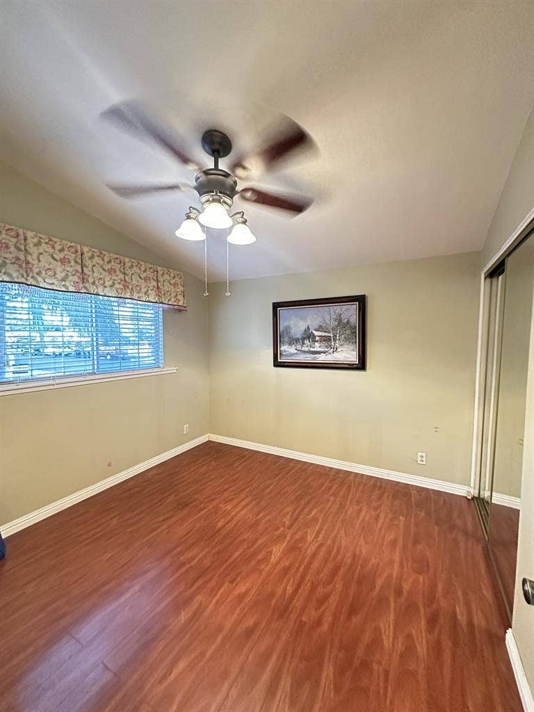 Looking for female roomates