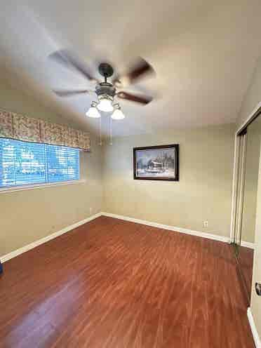 Looking for female roomates