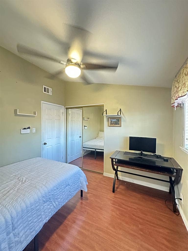Looking for female roomates