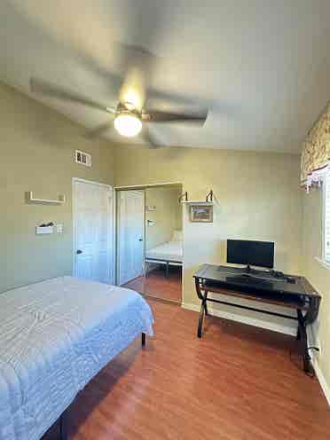 Looking for female roomates
