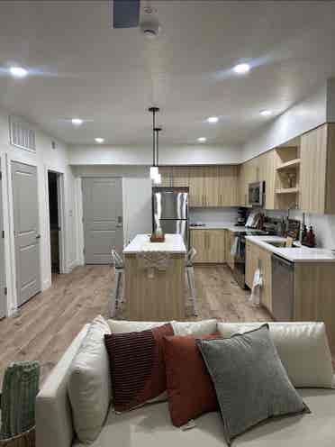 LOOKING FOR ROOMMATE