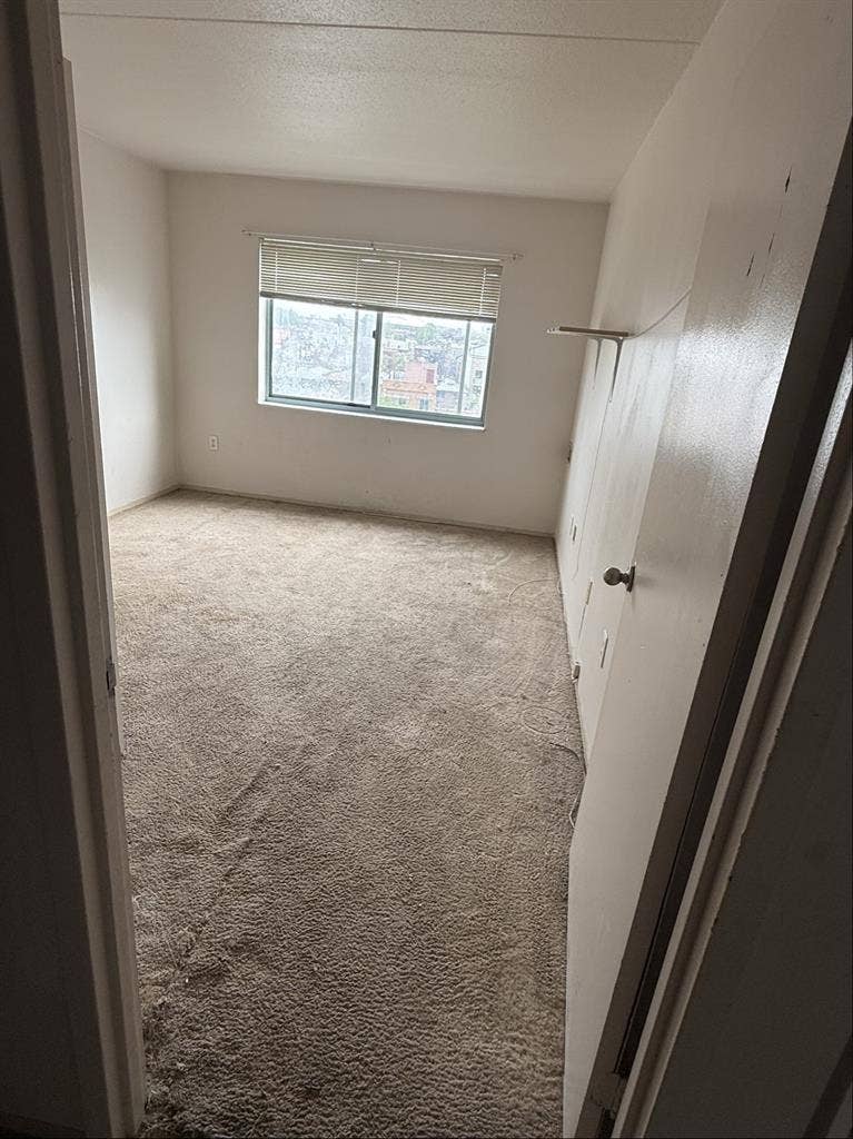 ROOM FOR RENT IMMEDIATE MOVE IN !!