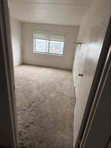 ROOM FOR RENT IMMEDIATE MOVE IN !!
