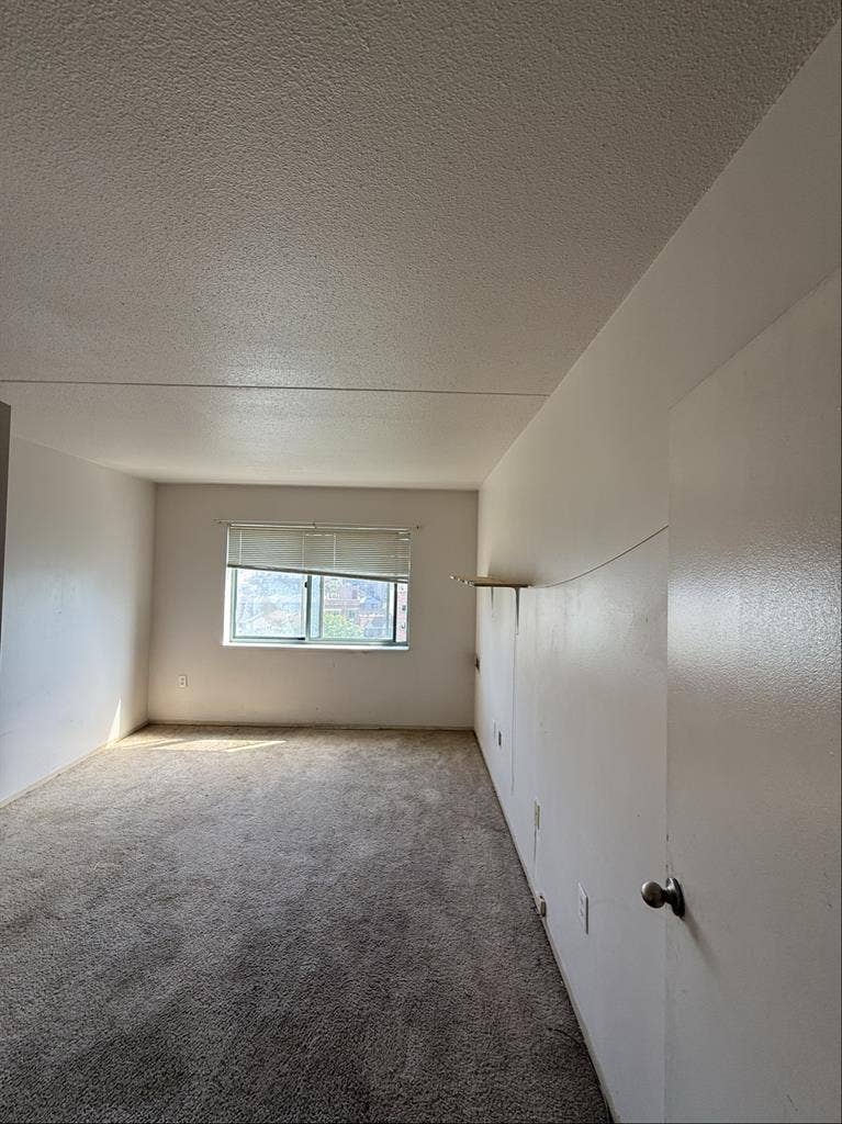 ROOM FOR RENT IMMEDIATE MOVE IN !!