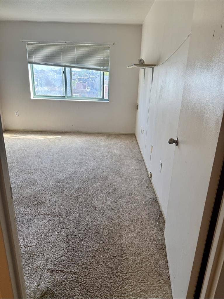 ROOM FOR RENT IMMEDIATE MOVE IN !!
