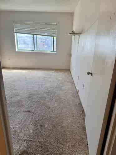 ROOM FOR RENT IMMEDIATE MOVE IN !!