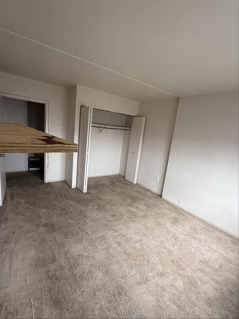 ROOM FOR RENT IMMEDIATE MOVE IN !!